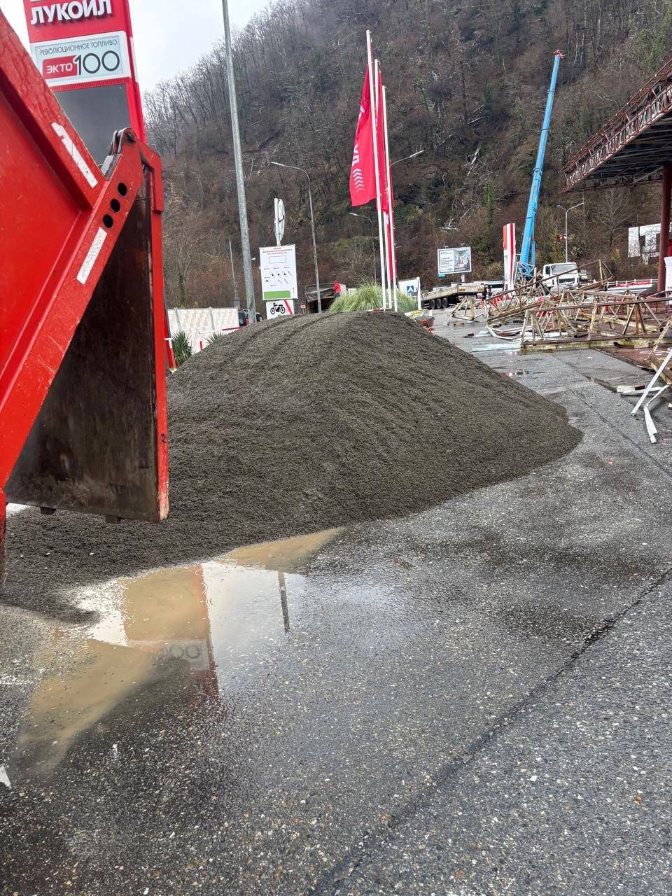 Выгрузка отсева на строительной площадке